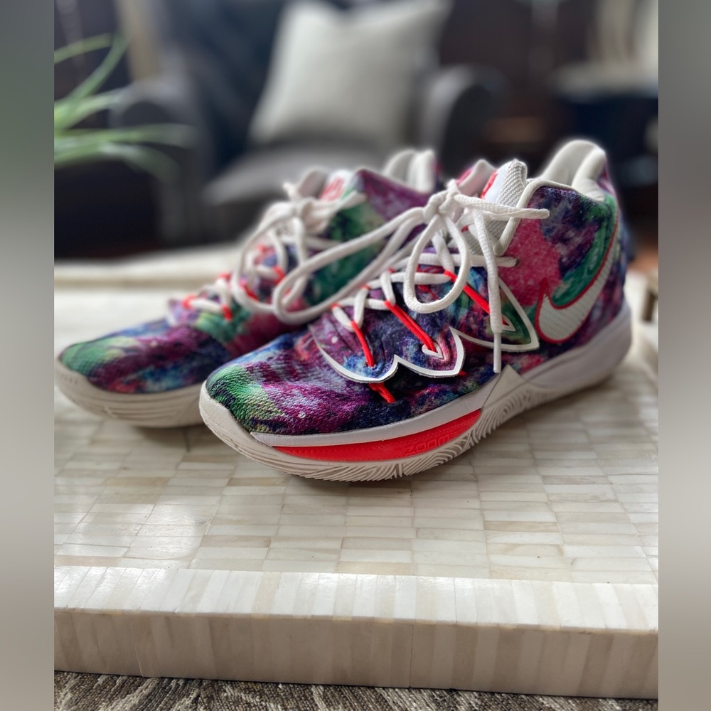Nike Kyrie 5 Neon Blends Size (5.5)